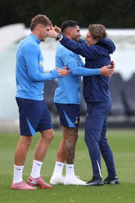 Tottenham Training 15 September 2025, Enfield - Tottenham Hotspur Training - Cristian Romero of Tottenham Hotspur hugs manager Thomas Frank - Photo: Charlotte Wilson Offside. Enfield UK Copyright: xCharlottexWilsonx xOffsidexOffside