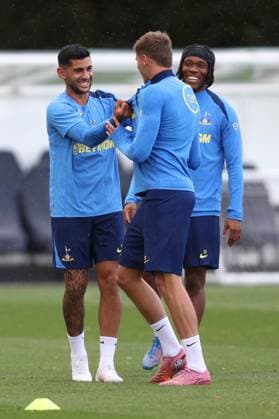 Tottenham Training 15 September 2025, Enfield - Tottenham Hotspur Training - Cristian Romero jokes around with Micky van de Ven - Photo: Charlotte Wilson Offside. Enfield UK Copyright: xCharlottexWilsonx xOffsidexOffside