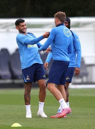 Tottenham Training 15 September 2025, Enfield - Tottenham Hotspur Training - Cristian Romero jokes around with Micky van de Ven - Photo: Charlotte Wilson Offside. Enfield UK Copyright: xCharlottexWilsonx xOffsidexOffside
