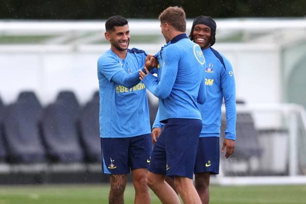 Tottenham Training 15 September 2025, Enfield - Tottenham Hotspur Training - Cristian Romero jokes around with Micky van de Ven - Photo: Charlotte Wilson Offside. Enfield UK Copyright: xCharlottexWilsonx xOffsidexOffside