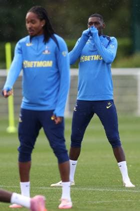 Tottenham Training 15 September 2025, Enfield - Tottenham Hotspur Training - Randal Kolo Muani of Tottenham Hotspur warms his hands - Photo: Charlotte Wilson Offside. Enfield UK Copyright: xCharlottexWilsonx xOffsidexOffside