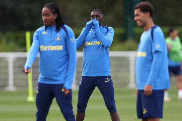 Tottenham Training 15 September 2025, Enfield - Tottenham Hotspur Training - Randal Kolo Muani of Tottenham Hotspur warms his hands - Photo: Charlotte Wilson Offside. Enfield UK Copyright: xCharlottexWilsonx xOffsidexOffside