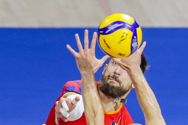 (250915) -- QUEZON CITY, Sept. 15, 2025 -- Mircea Paul Peta of Romania competes during the pool B match between the Netherlands and Romania at the FIVB Men s World Championship, WM, Weltmeisterschaft 2025 in Quezon City, the Philippines, on Sept. 15, 2025. ) (SP)THE PHILIPPINES-QUEZON CITY-FIVB MEN S WORLD CHAMPIONSHIP 2025-NED VS ROU ROUELLExUMALI 