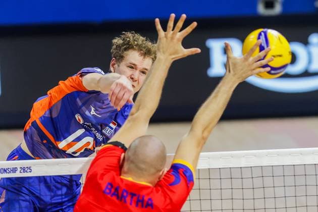 (250915) -- QUEZON CITY, Sept. 15, 2025 -- Tom Koops (back) of the Netherlands competes during the pool B match between the Netherlands and Romania at the FIVB Men s World Championship, WM, Weltmeisterschaft 2025 in Quezon City, the Philippines, on Sept. 15, 2025. ) (SP)THE PHILIPPINES-QUEZON CITY-FIVB MEN S WORLD CHAMPIONSHIP 2025-NED VS ROU ROUELLExUMALI 