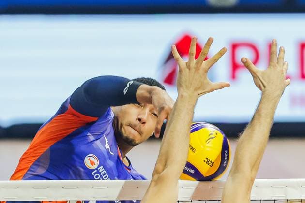 (250915) -- QUEZON CITY, Sept. 15, 2025 -- Fabian Plak of the Netherlands competes during the pool B match between the Netherlands and Romania at the FIVB Men s World Championship, WM, Weltmeisterschaft 2025 in Quezon City, the Philippines, on Sept. 15, 2025. ) (SP)THE PHILIPPINES-QUEZON CITY-FIVB MEN S WORLD CHAMPIONSHIP 2025-NED VS ROU ROUELLExUMALI 