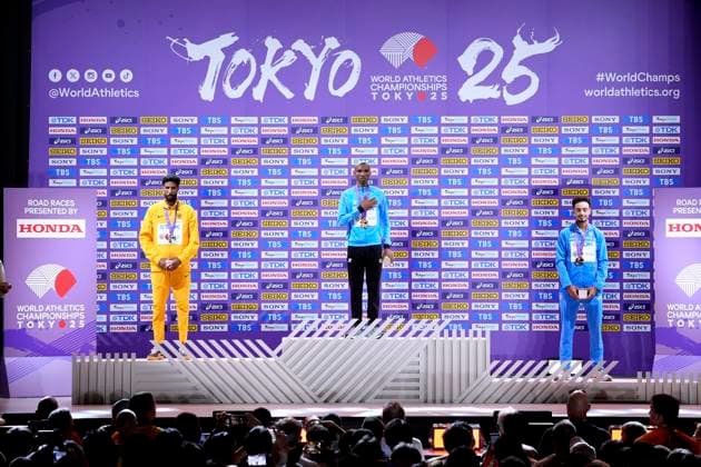 PETROS Amanal Team GER mit Sieger SIMBU 2.Platz mit Silbermedaille bei der Siegerehrung 3.TAG Marathon Maenner Leichtathletik Weltmeisterschaften 2025 in Tokyo Tokyo am 15.09.2023 Copyright: xLacixPerenyix
