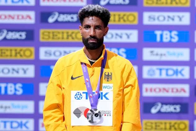PETROS Amanal Team GER 2.Platz mit Silbermedaille bei der Siegerehrung 3.TAG Marathon Maenner Leichtathletik Weltmeisterschaften 2025 in Tokyo Tokyo am 15.09.2023 Copyright: xLacixPerenyix