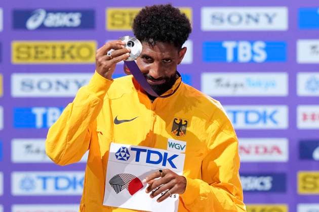 PETROS Amanal Team GER 2.Platz mit Silbermedaille bei der Siegerehrung 3.TAG Marathon Maenner Leichtathletik Weltmeisterschaften 2025 in Tokyo Tokyo am 15.09.2023 Copyright: xLacixPerenyix