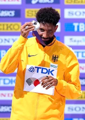 PETROS Amanal Team GER 2.Platz mit Silbermedaille bei der Siegerehrung 3.TAG Marathon Maenner Leichtathletik Weltmeisterschaften 2025 in Tokyo Tokyo am 15.09.2023 Copyright: xLacixPerenyix