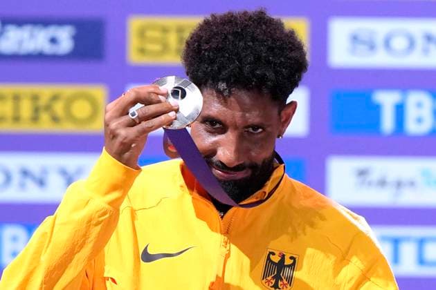 PETROS Amanal Team GER 2.Platz mit Silbermedaille bei der Siegerehrung 3.TAG Marathon Maenner Leichtathletik Weltmeisterschaften 2025 in Tokyo Tokyo am 15.09.2023 Copyright: xLacixPerenyix