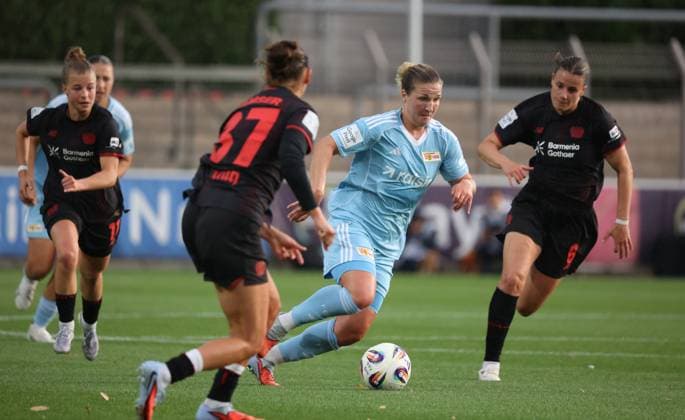 Dina Orschmann (FCU) am Ball gegen Katharina Piljic (B04, R) und Carlotta Wamser (B04), Leverkusen, Germany 15.09.2025, Frauen Bundesliga, 2. Spieltag, Bayer 04 Leverkusen - 1. FC Union Berlin.