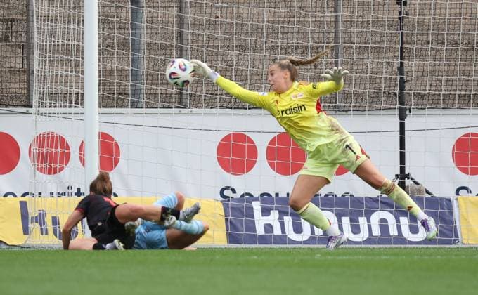 Torhüterin Cara Bösl (FCU) rettet, Leverkusen, Germany 15.09.2025, Frauen Bundesliga, 2. Spieltag, Bayer 04 Leverkusen - 1. FC Union Berlin.