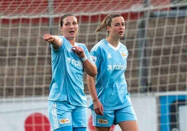 Tanja Pawollek (1. FC Union Berlin, 31) und Anna Aehling (1. FC Union Berlin, 4) enttäuscht nach dem Gegentor zum 1-0 15.09.2025, Bayer Leverkusen - 1. FC Union Berlin, Fussball, Google Pixel Frauen-Bundesliga, GER, Leverkusen, Ulrich Haberland Stadion, Saison 25 26, 2. Spieltag DFL regulations prohibit any use of photographs as image sequences and or quasi-video. Copyright: HMBxMedia xMarcoxBader