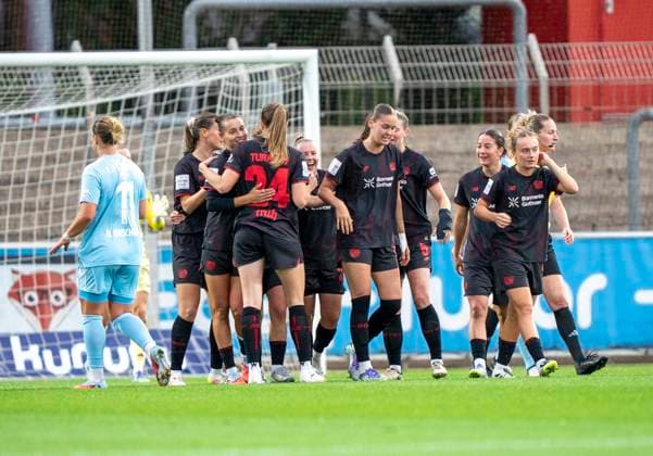 Jubel bei Bayer 04 Leverkusen über das Tor zur 1-0 Führung. 15.09.2025, Bayer Leverkusen - 1. FC Union Berlin, Fussball, Google Pixel Frauen-Bundesliga, GER, Leverkusen, Ulrich Haberland Stadion, Saison 25 26, 2. Spieltag DFL regulations prohibit any use of photographs as image sequences and or quasi-video. Copyright: HMBxMedia xMarcoxBader