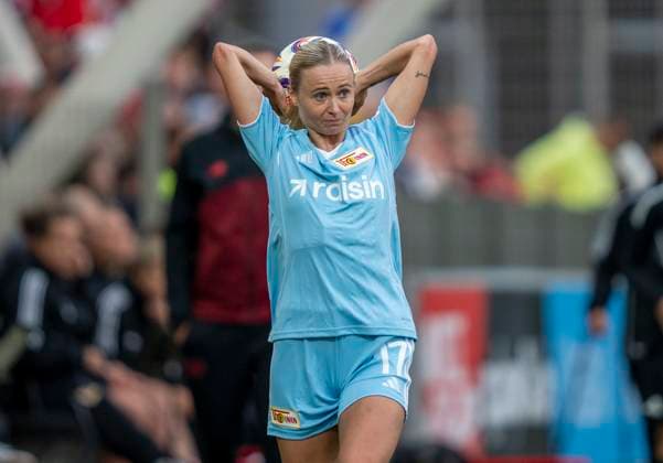 Judith Steinert (1. FC Union Berlin, 17) beim Einwurf. 15.09.2025, Bayer Leverkusen - 1. FC Union Berlin, Fussball, Google Pixel Frauen-Bundesliga, GER, Leverkusen, Ulrich Haberland Stadion, Saison 25 26, 2. Spieltag DFL regulations prohibit any use of photographs as image sequences and or quasi-video. Copyright: HMBxMedia xMarcoxBader