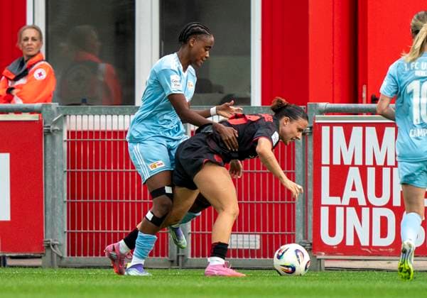 Zweikampf zwischen: Naika Reissner (1. FC Union Berlin, 42) und Estrella Merino Gonzalez (Bayer 04 Leverkusen, 10) 15.09.2025, Bayer Leverkusen - 1. FC Union Berlin, Fussball, Google Pixel Frauen-Bundesliga, GER, Leverkusen, Ulrich Haberland Stadion, Saison 25 26, 2. Spieltag DFL regulations prohibit any use of photographs as image sequences and or quasi-video. Copyright: HMBxMedia xMarcoxBader