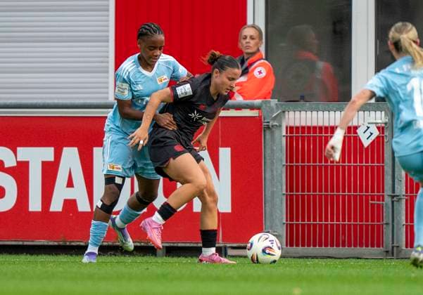 Zweikampf zwischen: Naika Reissner (1. FC Union Berlin, 42) und Estrella Merino Gonzalez (Bayer 04 Leverkusen, 10) 15.09.2025, Bayer Leverkusen - 1. FC Union Berlin, Fussball, Google Pixel Frauen-Bundesliga, GER, Leverkusen, Ulrich Haberland Stadion, Saison 25 26, 2. Spieltag DFL regulations prohibit any use of photographs as image sequences and or quasi-video. Copyright: HMBxMedia xMarcoxBader