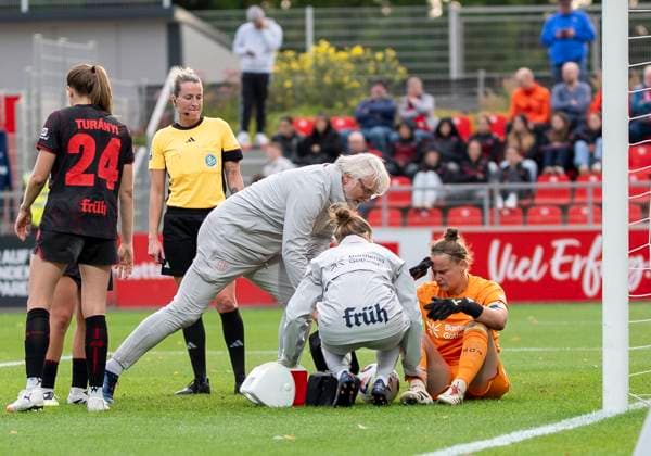 Friederike Repohl (Bayer 04 Leverkusen, 27) muss behandelt werden. 15.09.2025, Bayer Leverkusen - 1. FC Union Berlin, Fussball, Google Pixel Frauen-Bundesliga, GER, Leverkusen, Ulrich Haberland Stadion, Saison 25 26, 2. Spieltag DFL regulations prohibit any use of photographs as image sequences and or quasi-video. Copyright: HMBxMedia xMarcoxBader