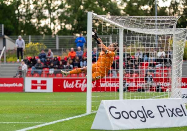Friederike Repohl (Bayer 04 Leverkusen, 27) hält den Ball auf der Linie. 15.09.2025, Bayer Leverkusen - 1. FC Union Berlin, Fussball, Google Pixel Frauen-Bundesliga, GER, Leverkusen, Ulrich Haberland Stadion, Saison 25 26, 2. Spieltag DFL regulations prohibit any use of photographs as image sequences and or quasi-video. Copyright: HMBxMedia xMarcoxBader
