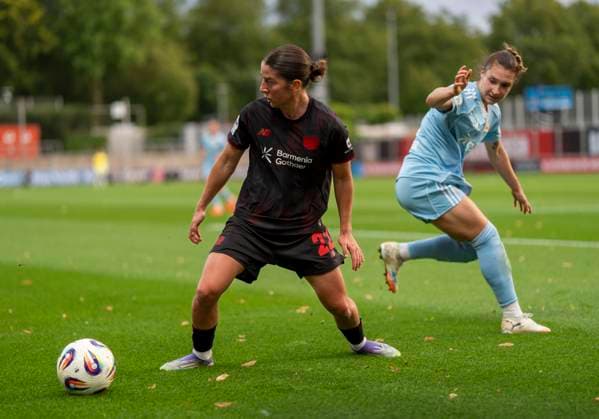 Zweikampf zwischen: Ruby Grant (Bayer 04 Leverkusen, 22) und Sophie Weidauer (1. FC Union Berlin, 9) 15.09.2025, Bayer Leverkusen - 1. FC Union Berlin, Fussball, Google Pixel Frauen-Bundesliga, GER, Leverkusen, Ulrich Haberland Stadion, Saison 25 26, 2. Spieltag DFL regulations prohibit any use of photographs as image sequences and or quasi-video. Copyright: HMBxMedia xMarcoxBader