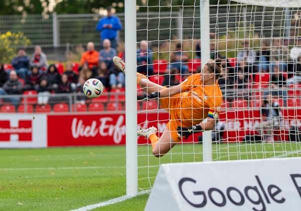 Friederike Repohl (Bayer 04 Leverkusen, 27) hält den Ball auf der Linie. 15.09.2025, Bayer Leverkusen - 1. FC Union Berlin, Fussball, Google Pixel Frauen-Bundesliga, GER, Leverkusen, Ulrich Haberland Stadion, Saison 25 26, 2. Spieltag DFL regulations prohibit any use of photographs as image sequences and or quasi-video. Copyright: HMBxMedia xMarcoxBader