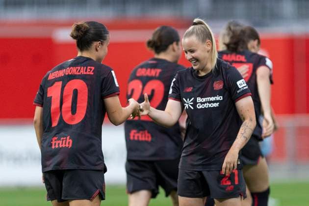 Google Pixel Frauen-Bundesliga: Bayer 04 Leverkusen - Union Berlin; 15.09.2025 Vanessa Fudalla (Bayer 04 Leverkusen, 21) jubelt nach ihrem Tor mit Estrella Merino Gonzalez (Bayer 04 Leverkusen, 10). am 2. Spieltag der Google Pixel Frauen-Bundesliga im Spiel Bayer 04 Leverkusen gegen Union Berlin am 15.09.2025 im Ulrich-Haberland-Stadion in Leverkusen. Copyright: xBEAUTIFULxSPORTS Meuselx