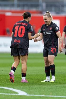 Google Pixel Frauen-Bundesliga: Bayer 04 Leverkusen - Union Berlin; 15.09.2025 Vanessa Fudalla (Bayer 04 Leverkusen, 21) jubelt nach ihrem Tor mit Estrella Merino Gonzalez (Bayer 04 Leverkusen, 10). am 2. Spieltag der Google Pixel Frauen-Bundesliga im Spiel Bayer 04 Leverkusen gegen Union Berlin am 15.09.2025 im Ulrich-Haberland-Stadion in Leverkusen. Copyright: xBEAUTIFULxSPORTS Meuselx