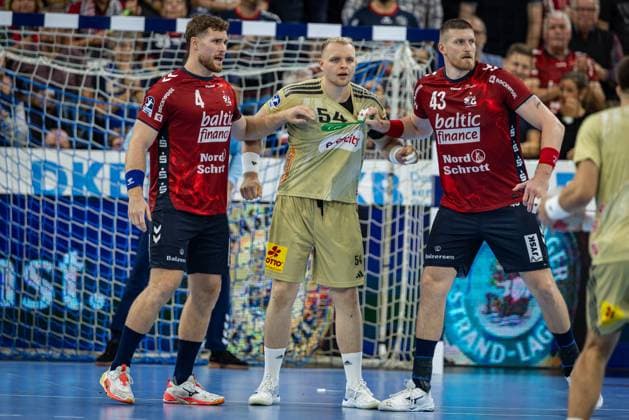 DAIKIN HBL: SG Flensburg-Handewitt vs TSV Hannover-Burgdorf; 15.09.25 Kampf am Kreis Johannes Golla (Nr.04, SG Flensburg-Handewitt), Justus Fischer (Nr.54, TSV Hannover-Burgdorf), Blaz Blagotinsek (Nr.43, SG Flensburg-Handewitt) DAIKIN HBL: SG Flensburg-Handewitt vs TSV Hannover-Burgdorf, GP JOULE Arena Flensburg am 15.09.25 Copyright: xBEAUTIFULxSPORTS MarioxM.xKobergx