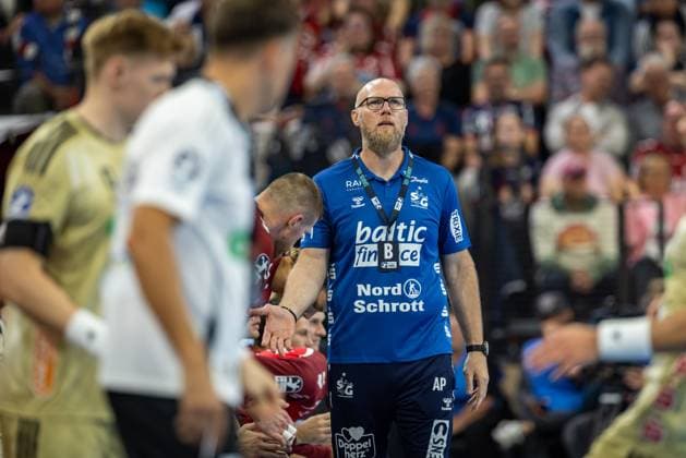 DAIKIN HBL: SG Flensburg-Handewitt vs TSV Hannover-Burgdorf; 15.09.25 Ales Pajovic Trainer (Trainer, SG Flensburg-Handewitt) DAIKIN HBL: SG Flensburg-Handewitt vs TSV Hannover-Burgdorf, GP JOULE Arena Flensburg am 15.09.25 Copyright: xBEAUTIFULxSPORTS MarioxM.xKobergx