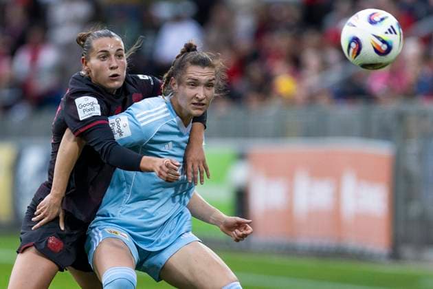 Google Pixel Frauen-Bundesliga: Bayer 04 Leverkusen - Union Berlin; 15.09.2025 Carlotta Wamser (Bayer 04 Leverkusen, 37), Sophie Weidauer (Union Berlin, 9). am 2. Spieltag der Google Pixel Frauen-Bundesliga im Spiel Bayer 04 Leverkusen gegen Union Berlin am 15.09.2025 im Ulrich-Haberland-Stadion in Leverkusen. Copyright: xBEAUTIFULxSPORTS Meuselx