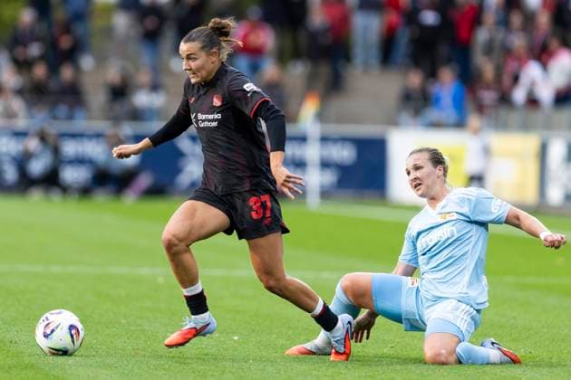 Google Pixel Frauen-Bundesliga: Bayer 04 Leverkusen - Union Berlin; 15.09.2025 Carlotta Wamser (Bayer 04 Leverkusen, 37), Dina Orschmann (Union Berlin, 11). am 2. Spieltag der Google Pixel Frauen-Bundesliga im Spiel Bayer 04 Leverkusen gegen Union Berlin am 15.09.2025 im Ulrich-Haberland-Stadion in Leverkusen. Copyright: xBEAUTIFULxSPORTS Meuselx
