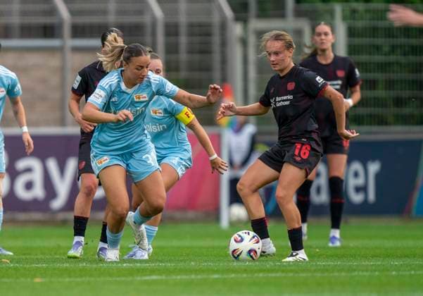 Zweikampf zwischen: Tanja Pawollek (1. FC Union Berlin, 31) und Sofie Zdebel (Bayer 04 Leverkusen, 16) 15.09.2025, Bayer Leverkusen - 1. FC Union Berlin, Fussball, Google Pixel Frauen-Bundesliga, GER, Leverkusen, Ulrich Haberland Stadion, Saison 25 26, 2. Spieltag DFL regulations prohibit any use of photographs as image sequences and or quasi-video. Copyright: HMBxMedia xMarcoxBader