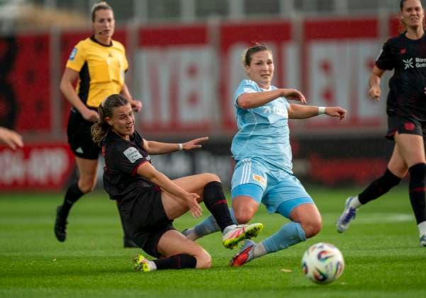 Zweikampf zwischen: Katharina Piljic (Bayer 04 Leverkusen, 6) und Dina Orschmann (1. FC Union Berlin, 11) 15.09.2025, Bayer Leverkusen - 1. FC Union Berlin, Fussball, Google Pixel Frauen-Bundesliga, GER, Leverkusen, Ulrich Haberland Stadion, Saison 25 26, 2. Spieltag DFL regulations prohibit any use of photographs as image sequences and or quasi-video. Copyright: HMBxMedia xMarcoxBader