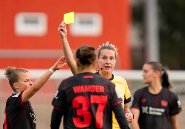 Anna-Lena Heidenreich (Schiedsrichterin) zeigt Carlotta Wamser (Bayer 04 Leverkusen, 37) die gelbe Karte 15.09.2025, Bayer Leverkusen - 1. FC Union Berlin, Fussball, Google Pixel Frauen-Bundesliga, GER, Leverkusen, Ulrich Haberland Stadion, Saison 25 26, 2. Spieltag DFL regulations prohibit any use of photographs as image sequences and or quasi-video. Copyright: HMBxMedia xMarcoxBader