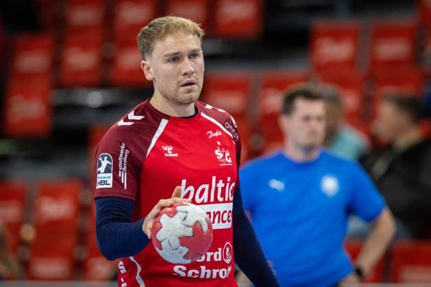 DAIKIN HBL: SG Flensburg-Handewitt vs TSV Hannover-Burgdorf; 15.09.25 Simon Pytlick (Nr.02, SG Flensburg-Handewitt) beim Warm Up DAIKIN HBL: SG Flensburg-Handewitt vs TSV Hannover-Burgdorf, GP JOULE Arena Flensburg am 15.09.25 Copyright: xBEAUTIFULxSPORTS MarioxM.xKobergx