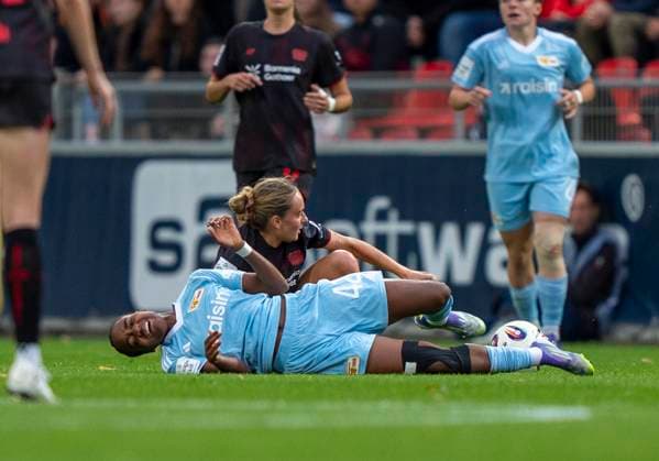 Zweikampf zwischen: Sofie Zdebel (Bayer 04 Leverkusen, 16) und Naika Reissner (1. FC Union Berlin, 42) 15.09.2025, Bayer Leverkusen - 1. FC Union Berlin, Fussball, Google Pixel Frauen-Bundesliga, GER, Leverkusen, Ulrich Haberland Stadion, Saison 25 26, 2. Spieltag DFL regulations prohibit any use of photographs as image sequences and or quasi-video. Copyright: HMBxMedia xMarcoxBader