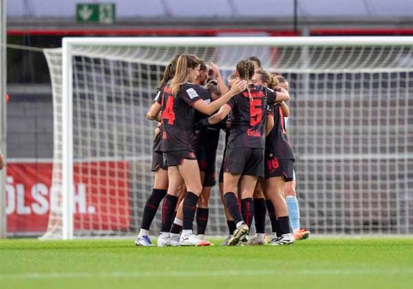Jubel bei Bayer Leverkusen über das 3-1 durch Carlotta Wamser (Bayer 04 Leverkusen, 37) 15.09.2025, Bayer Leverkusen - 1. FC Union Berlin, Fussball, Google Pixel Frauen-Bundesliga, GER, Leverkusen, Ulrich Haberland Stadion, Saison 25 26, 2. Spieltag DFL regulations prohibit any use of photographs as image sequences and or quasi-video. Copyright: HMBxMedia xMarcoxBader