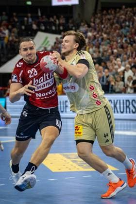 DAIKIN HBL: SG Flensburg-Handewitt vs TSV Hannover-Burgdorf; 15.09.25 Kent Robin Tønnesen (Nr.23, SG Flensburg-Handewitt) gegen Thomas Alfred Solstad (Nr.44, TSV Hannover-Burgdorf) DAIKIN HBL: SG Flensburg-Handewitt vs TSV Hannover-Burgdorf, GP JOULE Arena Flensburg am 15.09.25 Copyright: xBEAUTIFULxSPORTS MarioxM.xKobergx