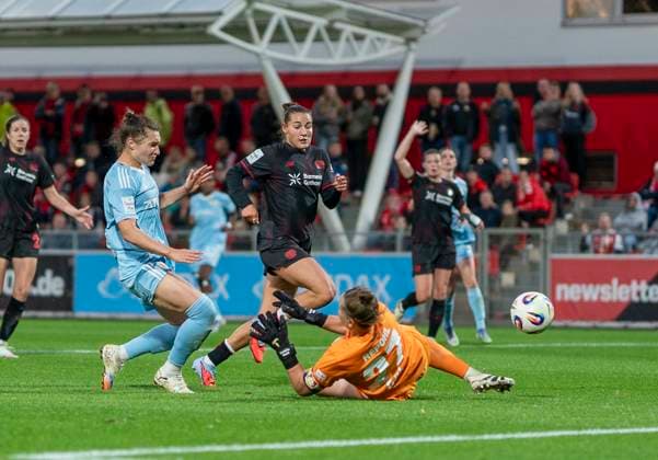 Zweikampf zwischen: Sophie Weidauer (1. FC Union Berlin, 9) und Friederike Repohl (Bayer 04 Leverkusen, 27) 15.09.2025, Bayer Leverkusen - 1. FC Union Berlin, Fussball, Google Pixel Frauen-Bundesliga, GER, Leverkusen, Ulrich Haberland Stadion, Saison 25 26, 2. Spieltag DFL regulations prohibit any use of photographs as image sequences and or quasi-video. Copyright: HMBxMedia xMarcoxBader