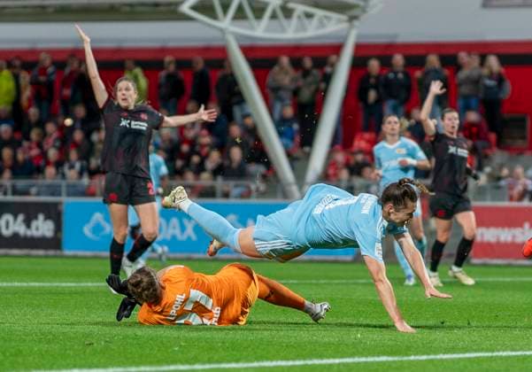 Zweikampf zwischen: Sophie Weidauer (1. FC Union Berlin, 9) und Friederike Repohl (Bayer 04 Leverkusen, 27) 15.09.2025, Bayer Leverkusen - 1. FC Union Berlin, Fussball, Google Pixel Frauen-Bundesliga, GER, Leverkusen, Ulrich Haberland Stadion, Saison 25 26, 2. Spieltag DFL regulations prohibit any use of photographs as image sequences and or quasi-video. Copyright: HMBxMedia xMarcoxBader