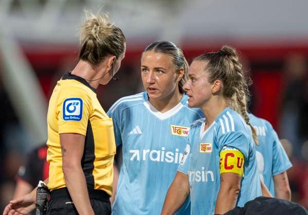 Lisa Heiseler (1. FC Union Berlin, 7) und Eileen Campbell (1. FC Union Berlin, 10) diskutieren mit Anna-Lena Heidenreich (Schiedsrichterin) und fordern einen Strafstoss. 15.09.2025, Bayer Leverkusen - 1. FC Union Berlin, Fussball, Google Pixel Frauen-Bundesliga, GER, Leverkusen, Ulrich Haberland Stadion, Saison 25 26, 2. Spieltag DFL regulations prohibit any use of photographs as image sequences and or quasi-video. Copyright: HMBxMedia xMarcoxBader