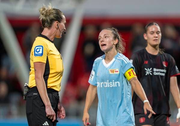 Lisa Heiseler (1. FC Union Berlin, 7) diskutiert mit Anna-Lena Heidenreich (Schiedsrichterin) und fordert einen Strafstoss. 15.09.2025, Bayer Leverkusen - 1. FC Union Berlin, Fussball, Google Pixel Frauen-Bundesliga, GER, Leverkusen, Ulrich Haberland Stadion, Saison 25 26, 2. Spieltag DFL regulations prohibit any use of photographs as image sequences and or quasi-video. Copyright: HMBxMedia xMarcoxBader