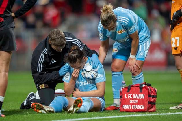 Sophie Weidauer (1. FC Union Berlin, 9) liegt auf dem Boden und wird behandelt 15.09.2025, Bayer Leverkusen - 1. FC Union Berlin, Fussball, Google Pixel Frauen-Bundesliga, GER, Leverkusen, Ulrich Haberland Stadion, Saison 25 26, 2. Spieltag DFL regulations prohibit any use of photographs as image sequences and or quasi-video. Copyright: HMBxMedia xMarcoxBader
