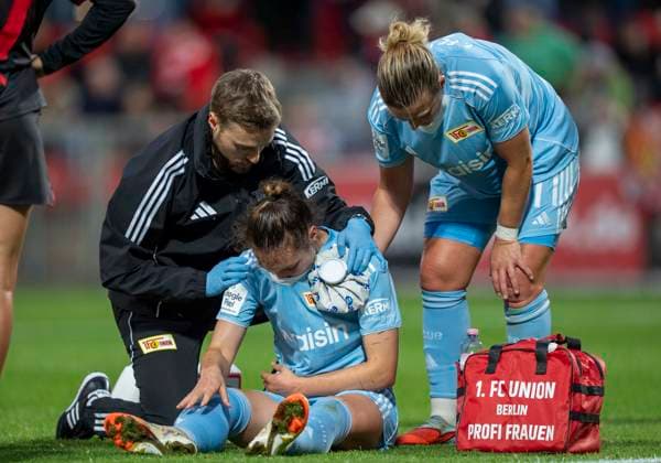 Sophie Weidauer (1. FC Union Berlin, 9) liegt auf dem Boden und wird behandelt 15.09.2025, Bayer Leverkusen - 1. FC Union Berlin, Fussball, Google Pixel Frauen-Bundesliga, GER, Leverkusen, Ulrich Haberland Stadion, Saison 25 26, 2. Spieltag DFL regulations prohibit any use of photographs as image sequences and or quasi-video. Copyright: HMBxMedia xMarcoxBader