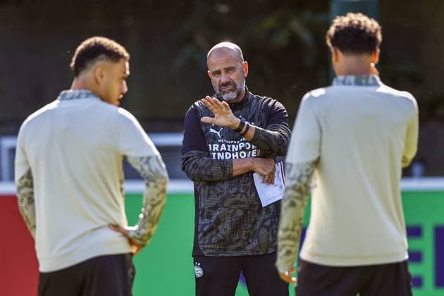 EINDHOVEN - PSV Eindhoven coach Peter Bosz during the MD-1 training session leading up to the match against Union Sint-Gillis at PSV Campus De Herdgang on September 15, 2025, in Eindhoven, Netherlands. ANP MAURICE VAN STEEN xVIxANPxSportx xxANPxIVx 536345582 originalFilename: 536345582.jpg