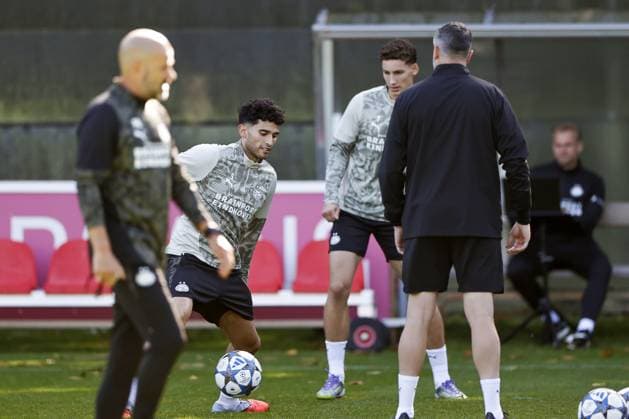 EINDHOVEN (L-R) PSV Eindhoven coach Peter Bosz, Ricardo Pepi of PSV Eindhoven, Ruben van Bommel of PSV Eindhoven, and PSV Eindhoven goalkeeping coach Abe Knoop during the MD-1 training session leading up to the match against Union Sint-Gillis at PSV Campus De Herdgang on September 15, 2025, in Eindhoven, Netherlands. ANP MAURICE VAN STEEN xVIxANPxSportx xxANPxIVx 536346591 originalFilename: 536346591.jpg