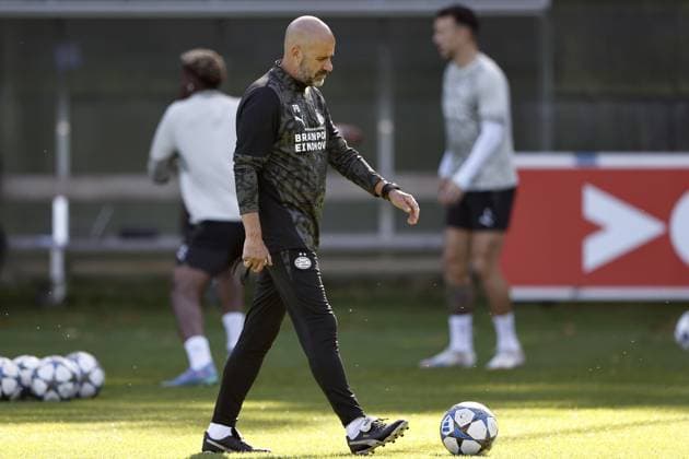 EINDHOVEN - PSV Eindhoven coach Peter Bosz during the MD-1 training session leading up to the match against Union Sint-Gillis at PSV Campus De Herdgang on September 15, 2025, in Eindhoven, Netherlands. ANP MAURICE VAN STEEN xVIxANPxSportx xxANPxIVx 536346602 originalFilename: 536346602.jpg
