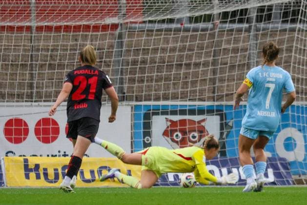 Leverkusen, Deutschland 15. September 2025: 1. FBL - 2025 2026 - Bayer 04 Leverkusen vs. FC Union Berlin Im Bild: v.li. Torschützin Vanessa Fudalla (Bayern Leverkusen) macht das Tor zum 1:0 für Bayer Leverkusen DFB regulations prohibit any use of photographs as image sequences and or quasi-video Ulrich-Haberland-Stadion Nordrhein Westfalen Copyright: xFotostandx xFantinix