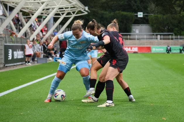 Leverkusen, Deutschland 15. September 2025: 1. FBL - 2025 2026 - Bayer 04 Leverkusen vs. FC Union Berlin Im Bild: v.li. im Zweikampf Dina Orschmann (1. FC Union), Claudia Wenger (Bayer Leverkusen) und Kristin Kögel Koegel (Bayer Leverkusen) DFB regulations prohibit any use of photographs as image sequences and or quasi-video Ulrich-Haberland-Stadion Nordrhein Westfalen Copyright: xFotostandx xFantinix