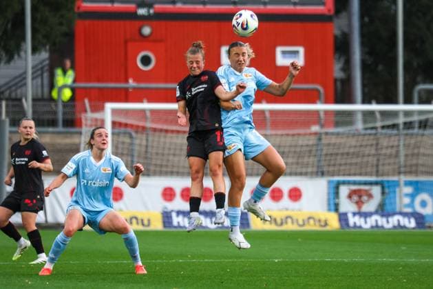 Leverkusen, Deutschland 15. September 2025: 1. FBL - 2025 2026 - Bayer 04 Leverkusen vs. FC Union Berlin Im Bild: v.li. die Dritte Kristin Kögel Koegel (Bayer Leverkusen) und Tanja Pawollek (Union Berlin) im Kopfballduell DFB regulations prohibit any use of photographs as image sequences and or quasi-video Ulrich-Haberland-Stadion Nordrhein Westfalen Copyright: xFotostandx xFantinix